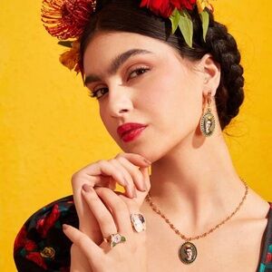 Frida Kahlo pendant necklace adjustable clasp.
